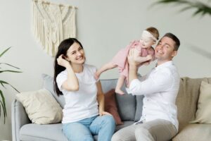 Read more about the article كيف نعامل أطفالنا معاملة سوية: استراتيجيات فعالة لتعزيز النمو الصحي والعلاقات الإيجابية