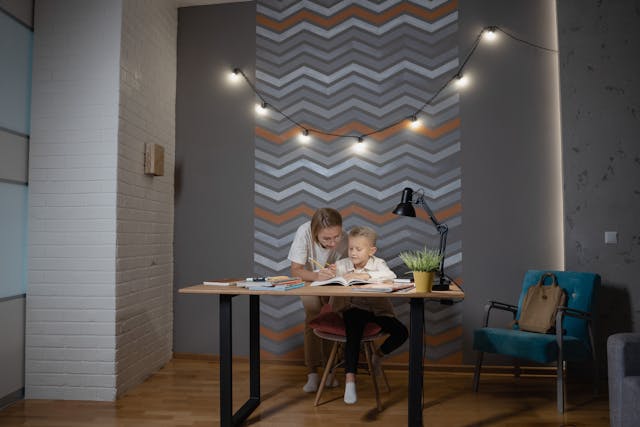 You are currently viewing كيفية مساعدة طفلي في المنزل: دليل شامل للآباء والأمهات