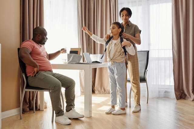 You are currently viewing كيف تعد طفلك لمرحلة المدرسة وتخفف من توتره؟