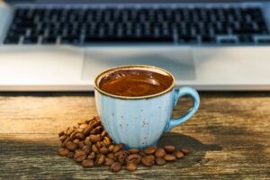 Read more about the article القهوة وصحة العقل: كيف يمكن لفنجانك اليومي أن يعزز صحتك النفسية؟