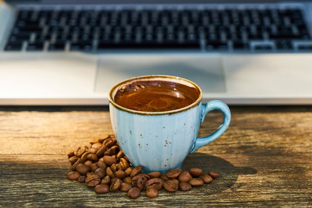 You are currently viewing القهوة وصحة العقل: كيف يمكن لفنجانك اليومي أن يعزز صحتك النفسية؟