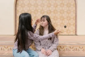 Read more about the article كيف تتعامل مع طفلك من ذوي الاحتياجات الخاصة؟ استراتيجيات عملية ودعم شامل للأسرة