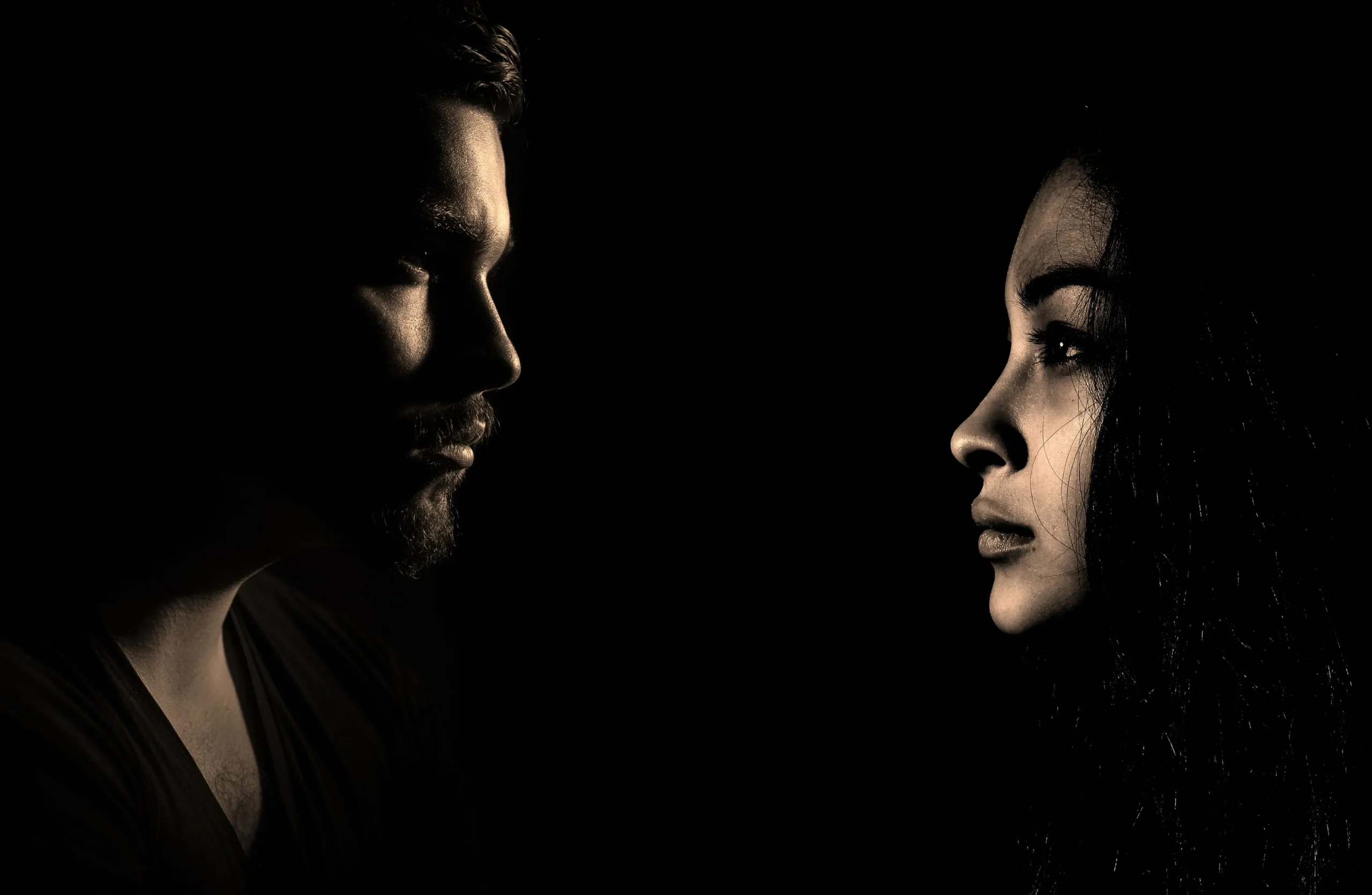 You are currently viewing كيف تتعامل مع شريك قليل التعبير عن مشاعره؟