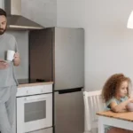 كيف تبني علاقة ثقة عميقة مع أبنائك في زمن الهواتف والشاشات؟