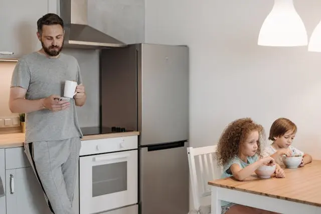 You are currently viewing كيف تبني علاقة ثقة عميقة مع أبنائك في زمن الهواتف والشاشات؟