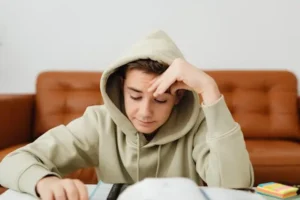 Read more about the article الصحة النفسية للمراهقين: دليل عملي لفهم أبنائك وحمايتهم من القلق والاكتئاب وضغط الدراسة