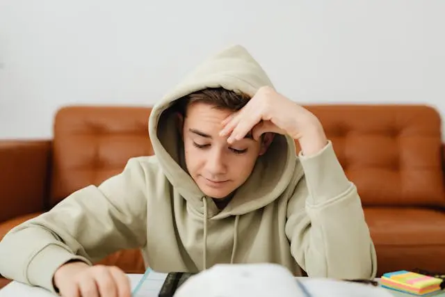 You are currently viewing الصحة النفسية للمراهقين: دليل عملي لفهم أبنائك وحمايتهم من القلق والاكتئاب وضغط الدراسة